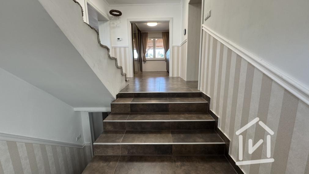 Veľký 4-izbový rodinný dom s bazénom, Krásno - Partizánske