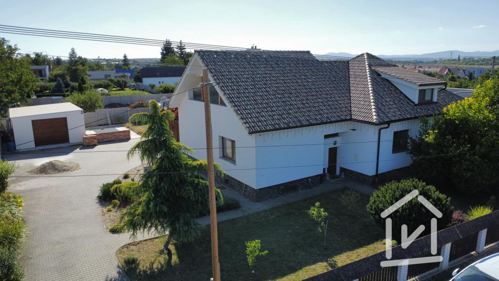 Veľký 4-izbový rodinný dom s bazénom, Krásno - Partizánske