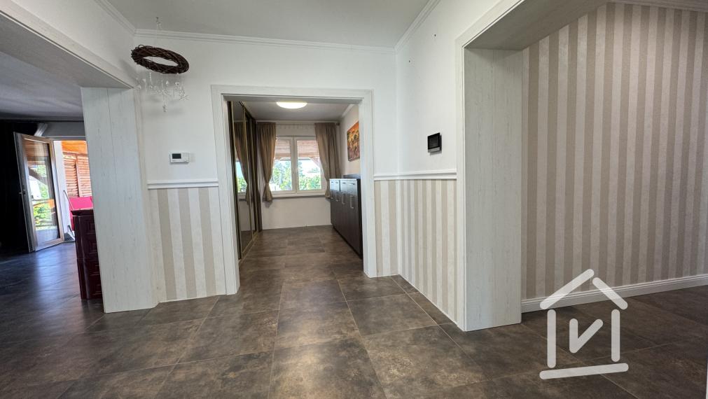 Veľký 4-izbový rodinný dom s bazénom, Krásno - Partizánske