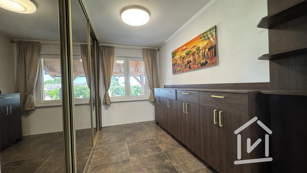 Veľký 4-izbový rodinný dom s bazénom, Krásno - Partizánske