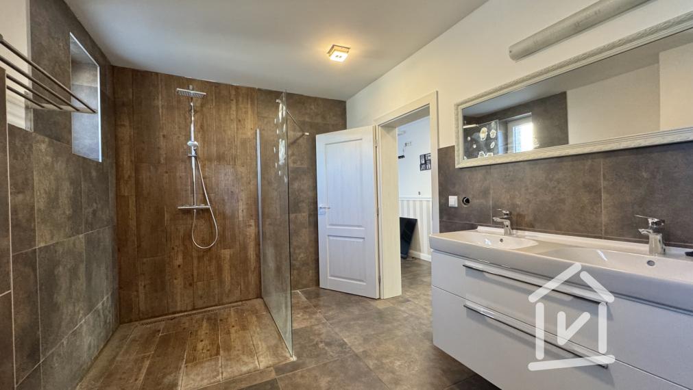 Veľký 4-izbový rodinný dom s bazénom, Krásno - Partizánske