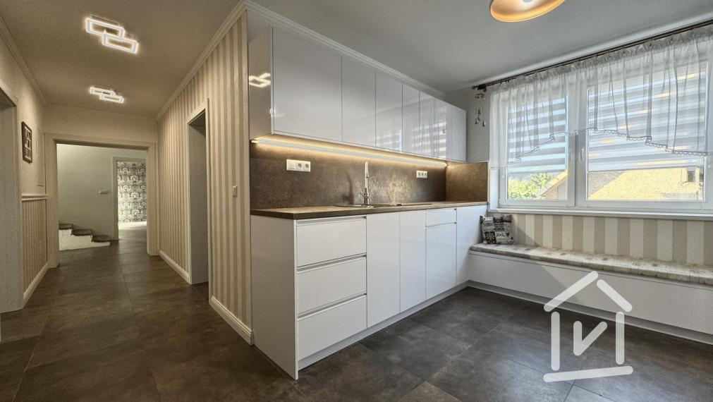 Veľký 4-izbový rodinný dom s bazénom, Krásno - Partizánske