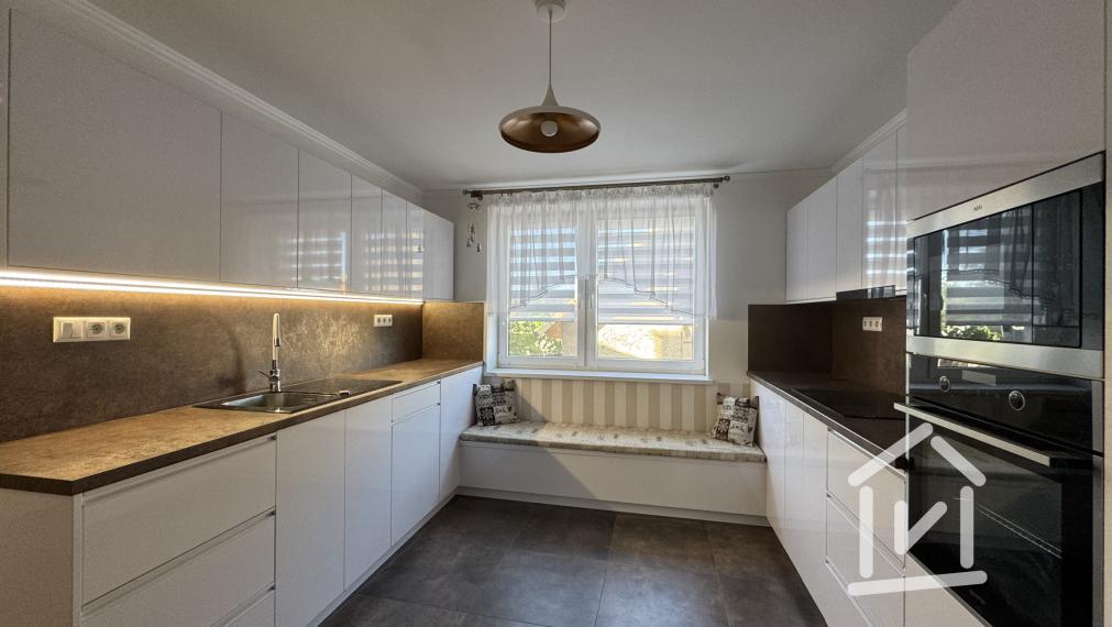 Veľký 4-izbový rodinný dom s bazénom, Krásno - Partizánske