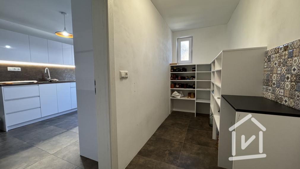 Veľký 4-izbový rodinný dom s bazénom, Krásno - Partizánske