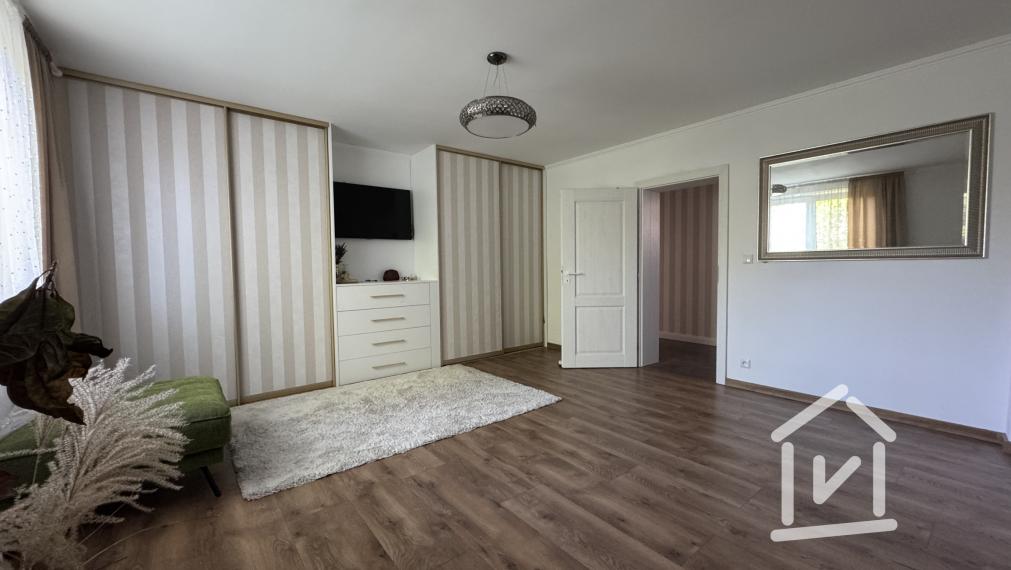 Veľký 4-izbový rodinný dom s bazénom, Krásno - Partizánske