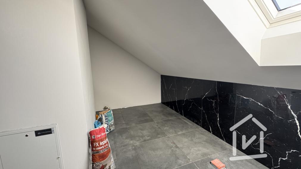 Veľký 4-izbový rodinný dom s bazénom, Krásno - Partizánske