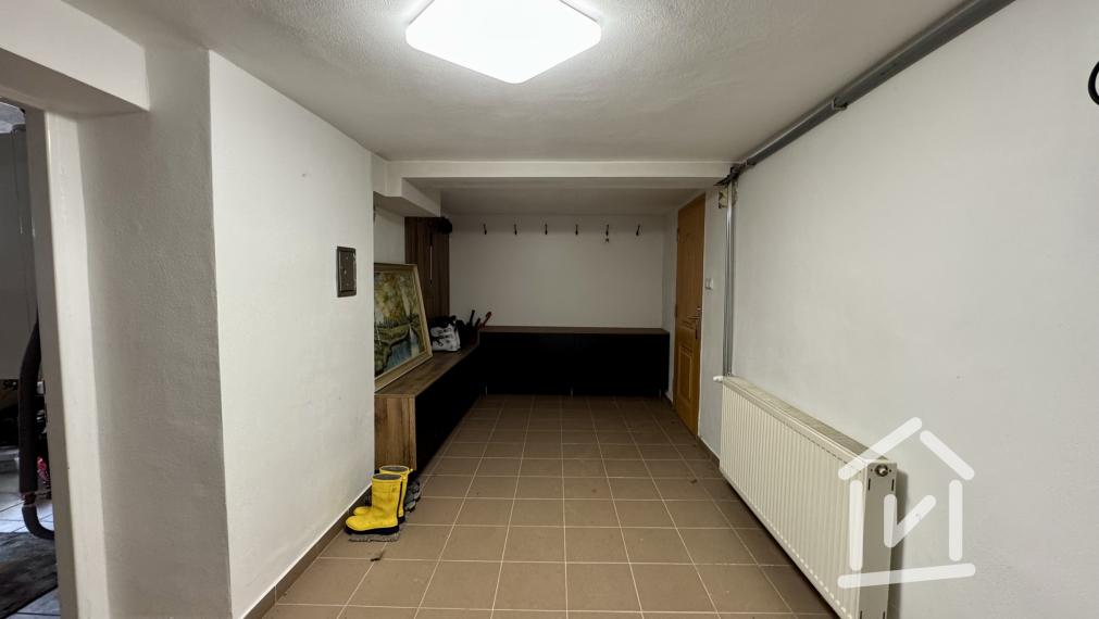 Veľký 4-izbový rodinný dom s bazénom, Krásno - Partizánske