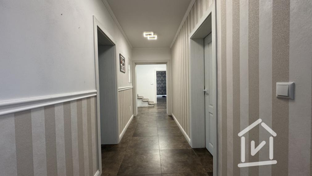 Veľký 4-izbový rodinný dom s bazénom, Krásno - Partizánske