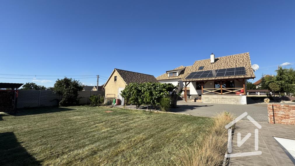 Veľký 4-izbový rodinný dom s bazénom, Krásno - Partizánske