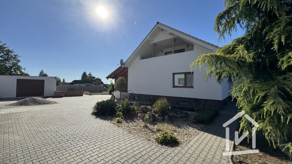 Veľký 4-izbový rodinný dom s bazénom, Krásno - Partizánske