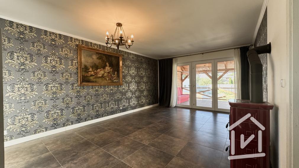 Veľký 4-izbový rodinný dom s bazénom, Krásno - Partizánske