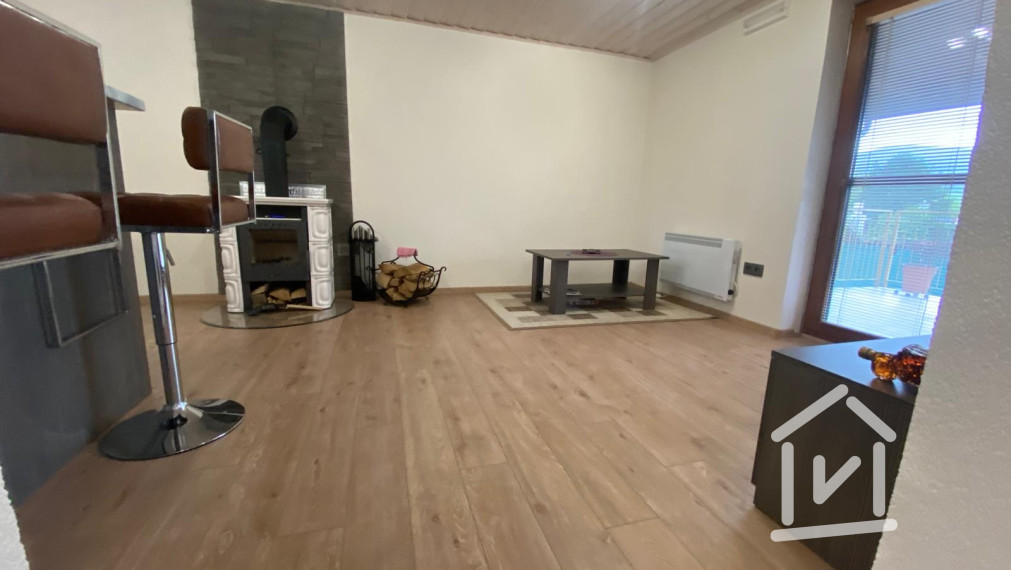 ŠTÝLOVÁ CHATA V NITRIANSKOM RUDNE S TERASOU A SAMOSTATNOU GARÁŽOU