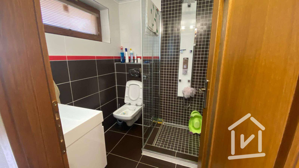 ŠTÝLOVÁ CHATA V NITRIANSKOM RUDNE S TERASOU A SAMOSTATNOU GARÁŽOU