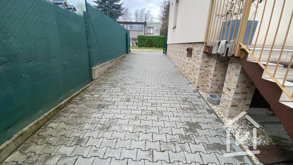 ŠTÝLOVÁ CHATA V NITRIANSKOM RUDNE S TERASOU A SAMOSTATNOU GARÁŽOU