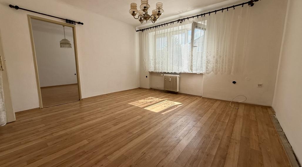 PREDANÉ: 2 - izbový byt v lukratívnej lokalite na Starom sídlisku v Prievidzi