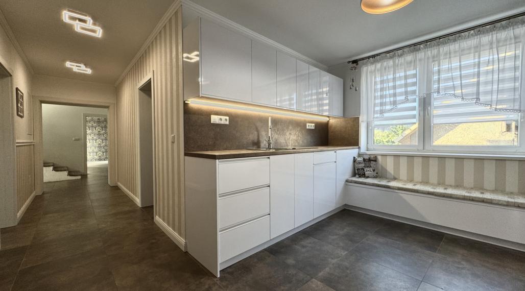 Veľký 4-izbový rodinný dom s bazénom, Krásno - Partizánske