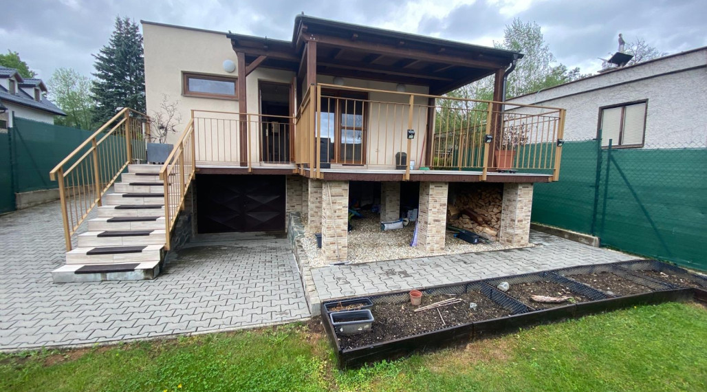 ŠTÝLOVÁ CHATA V NITRIANSKOM RUDNE S TERASOU A SAMOSTATNOU GARÁŽOU