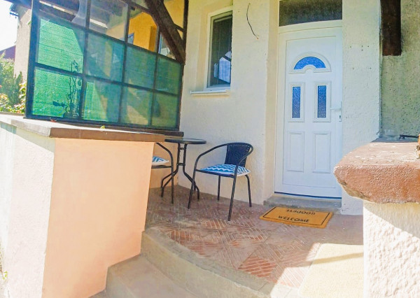 Útulný zariadený 2-izbový apartmán s terasou a záhradkou