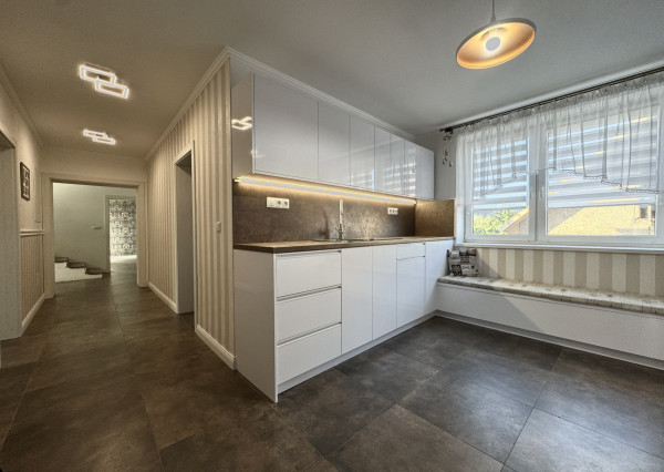 Veľký 4-izbový rodinný dom s bazénom, Krásno - Partizánske