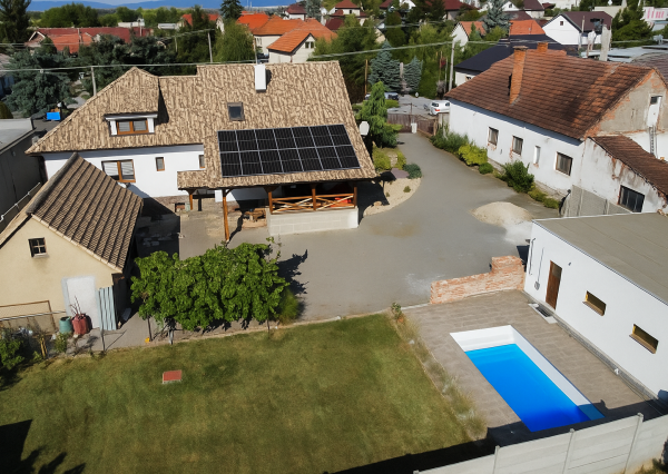 Veľký 4-izbový rodinný dom s bazénom, Krásno - Partizánske